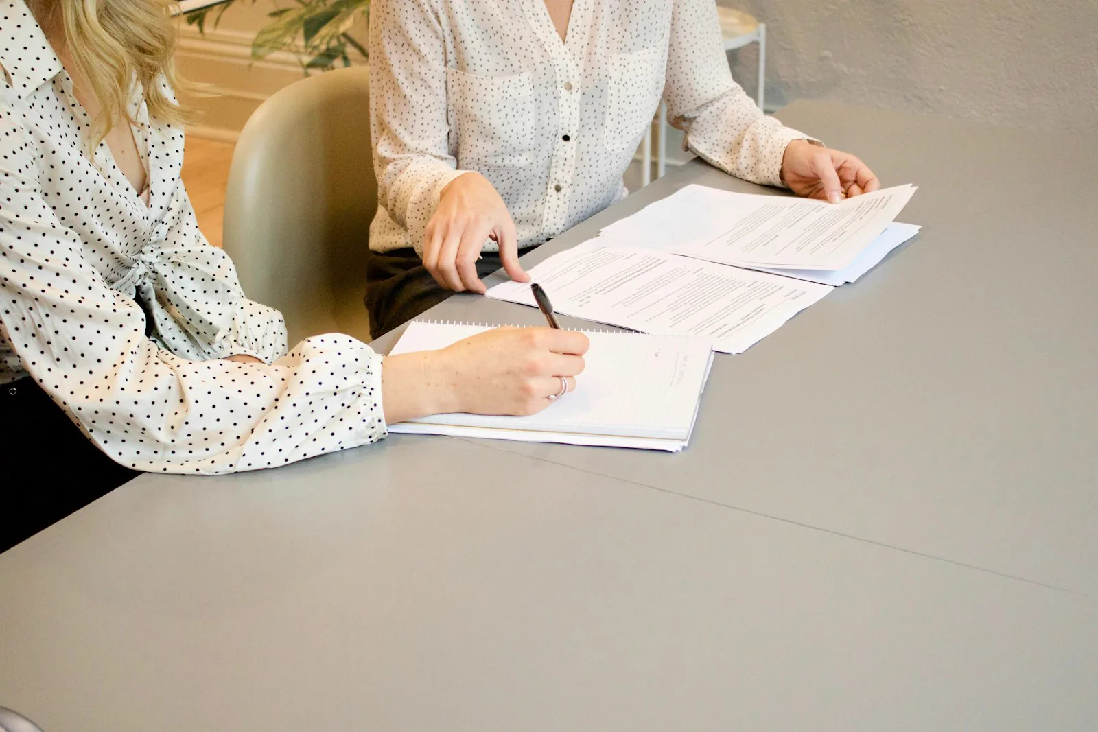 Dos personas revisando la documentación de una inversión