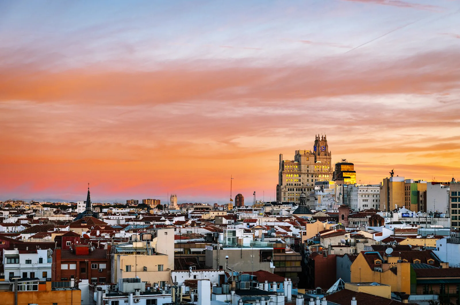 Tejados de Madrid al atardecer con el edificio Telefónica al fondo