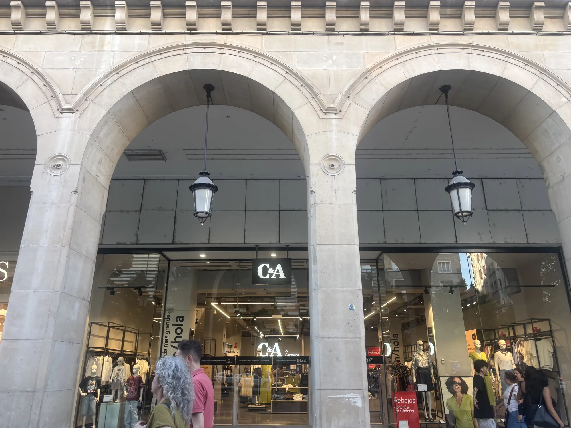 Acceso a la tienda de C&A bajo los arcos del Paseo Independencia de Zaragoza