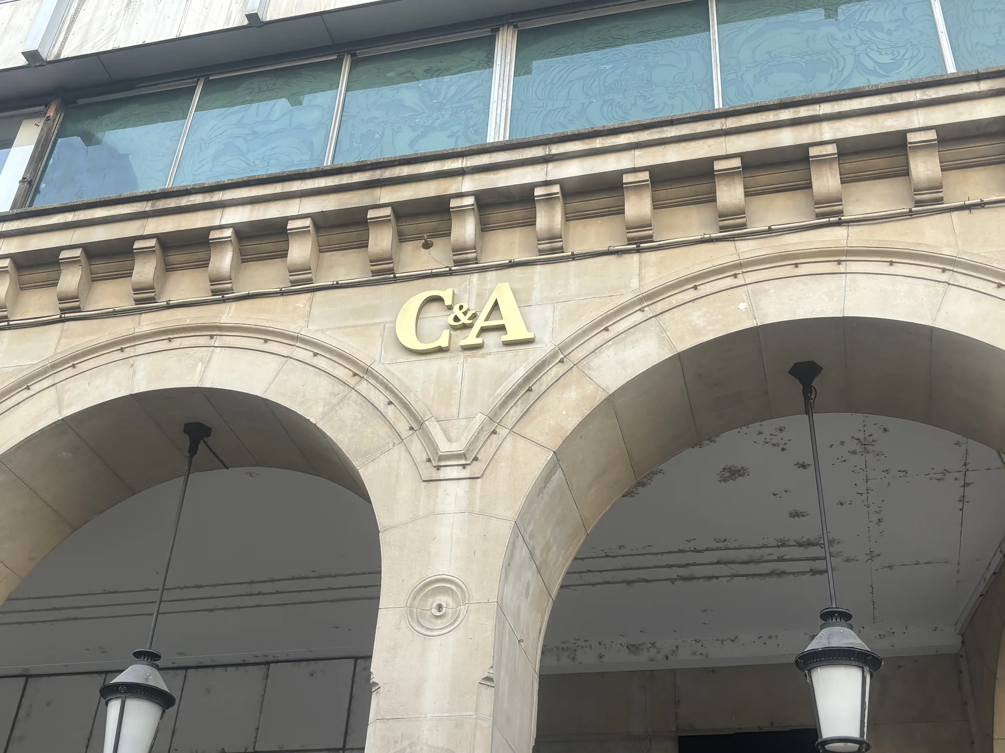 Detalle del rótulo dorado de C&A sobre la fachada del local prime de Zaragoza