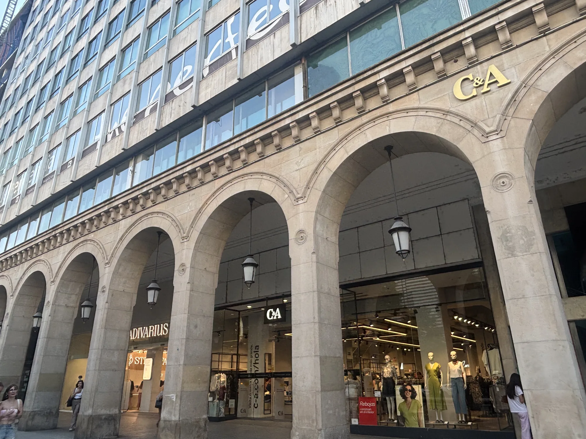 Fachada del local de C&A bajo los pórticos del Paseo Independencia 8 de Zaragoza