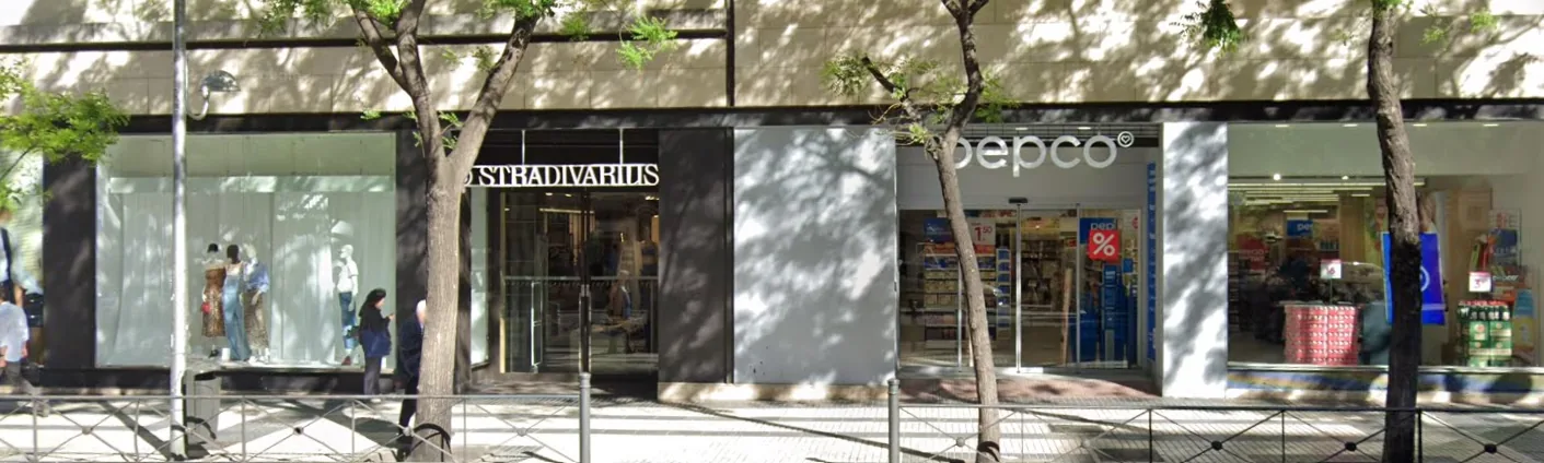 Fachada de los locales de Stradivarius y Pepco en la Calle Alcalá 161-163 de Madrid