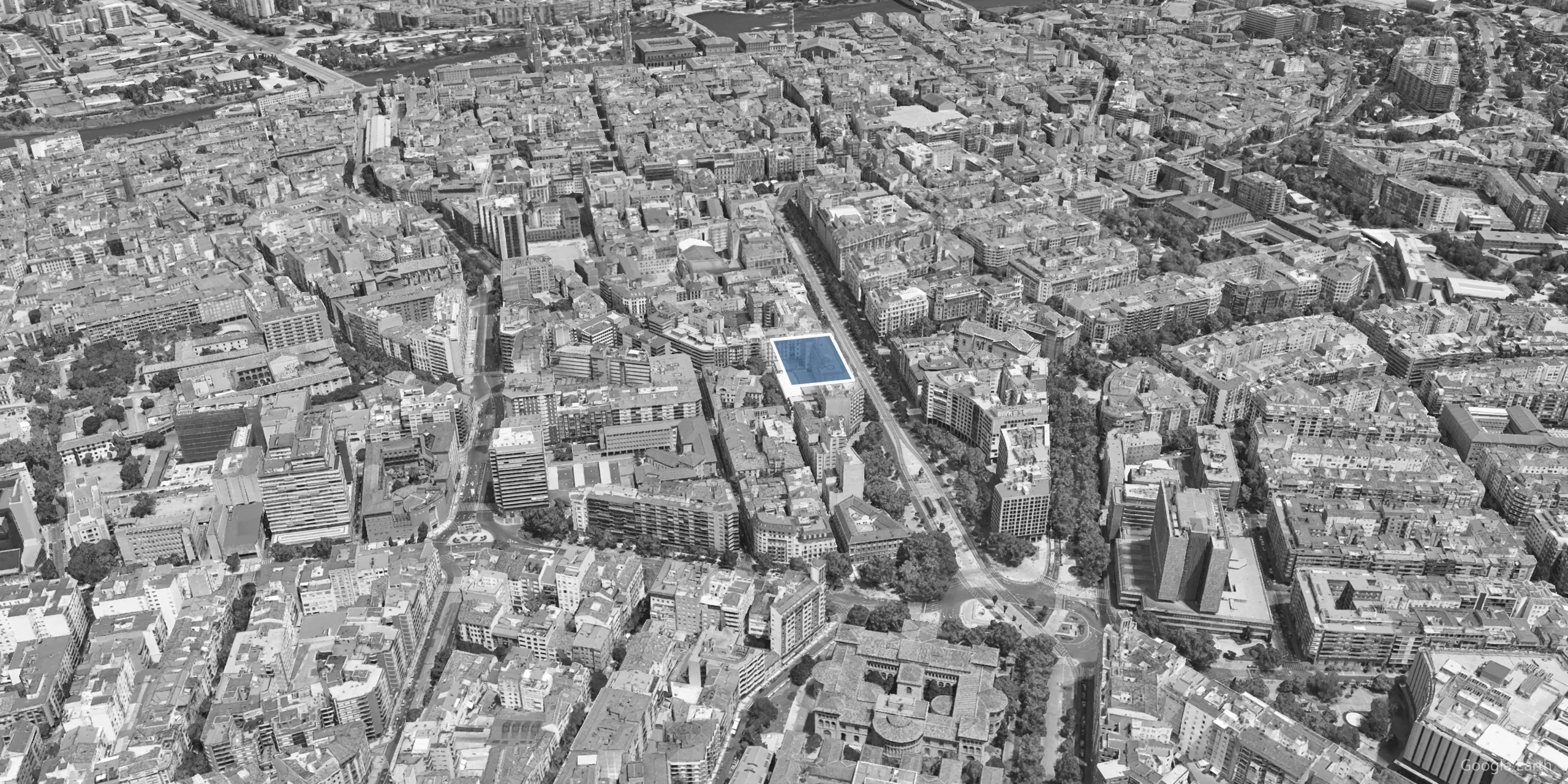 Vista aérea limpia del Paseo Independencia de Zaragoza con el local de Cesaraugusta Prime señalizado, con la basílica del Pilar al fondo
