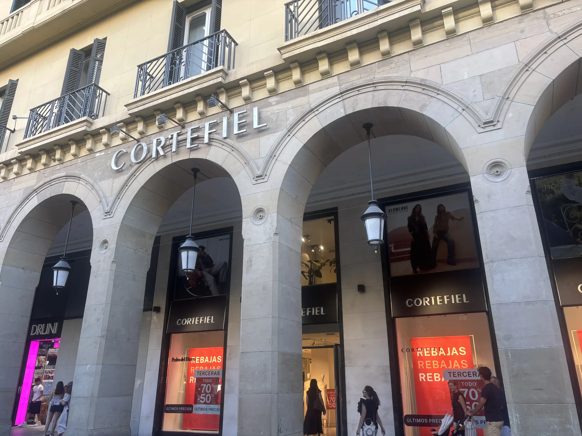 Fachada del local de Cortefiel bajo los pórticos del Paseo Independencia 32 de Zaragoza