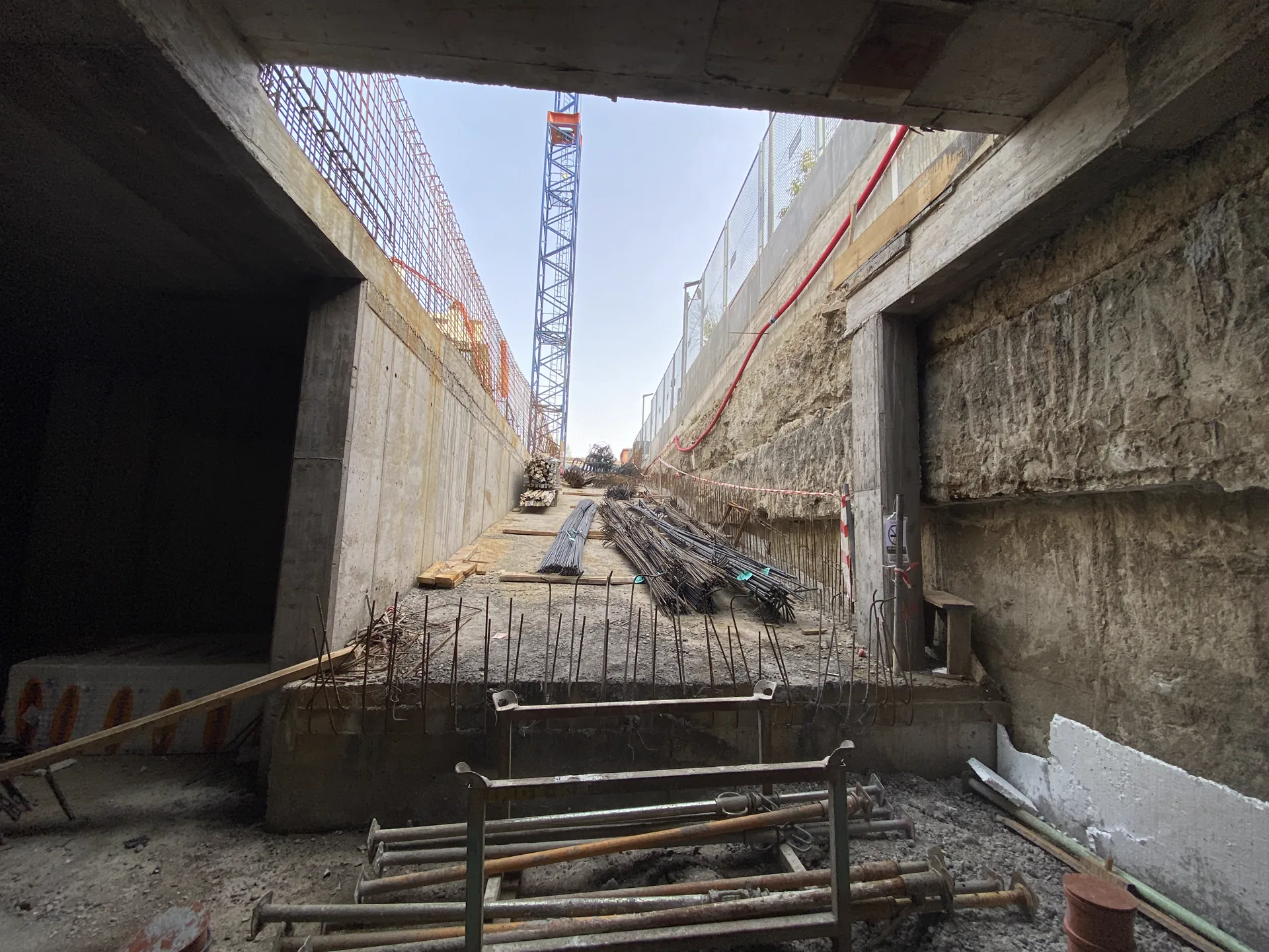 Excavación entre muros de contención en la obra de Mad Río Hco, marzo de 2026