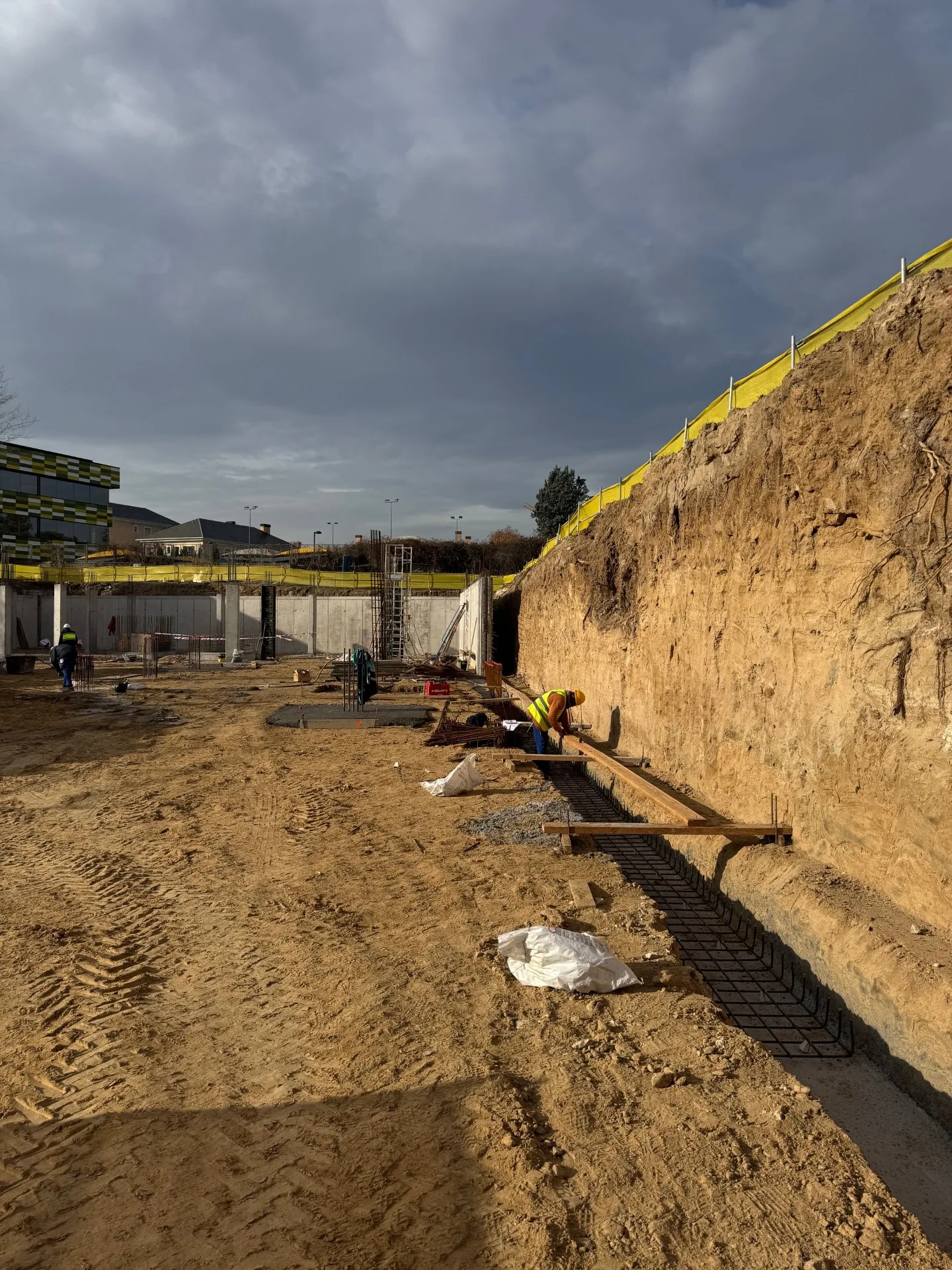 Muro de contención de la excavación en la obra de Inversiones Valdemarín